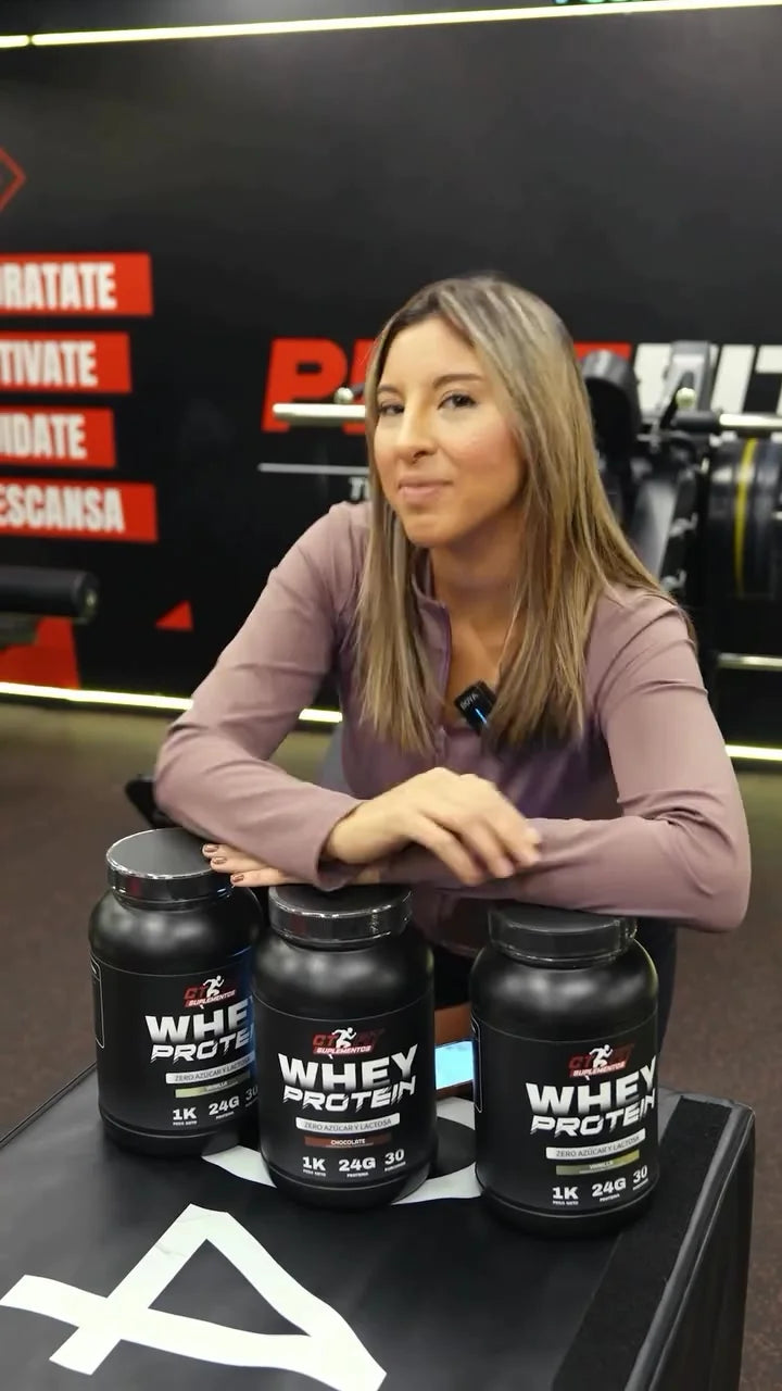 Tres tarros de Whey Protein sobre el mesón del local de CT FIT en Temuco
